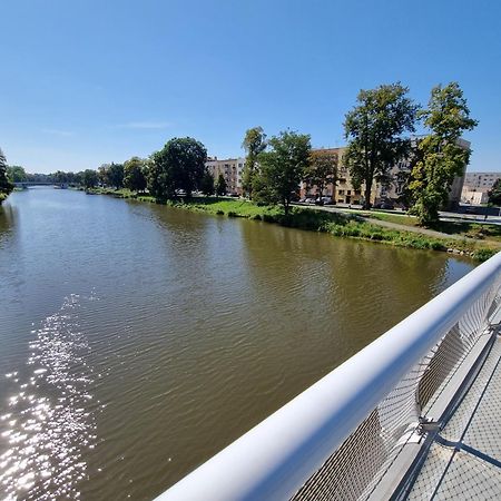Prostorny Byt V Centru U Reky, 2 Loznice, Balkon Hradec Kralove Luaran gambar