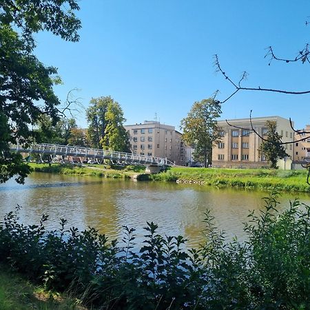 Prostorny Byt V Centru U Reky, 2 Loznice, Balkon Hradec Kralove Luaran gambar