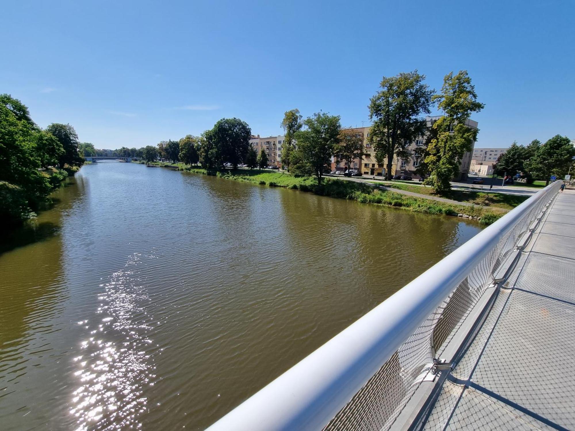 Prostorny Byt V Centru U Reky, 2 Loznice, Balkon Hradec Kralove Luaran gambar