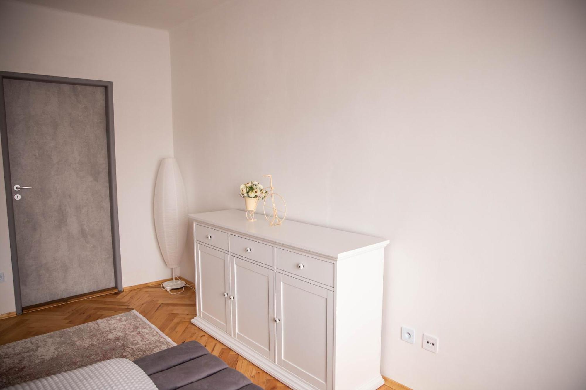 Prostorny Byt V Centru U Reky, 2 Loznice, Balkon Hradec Kralove Luaran gambar