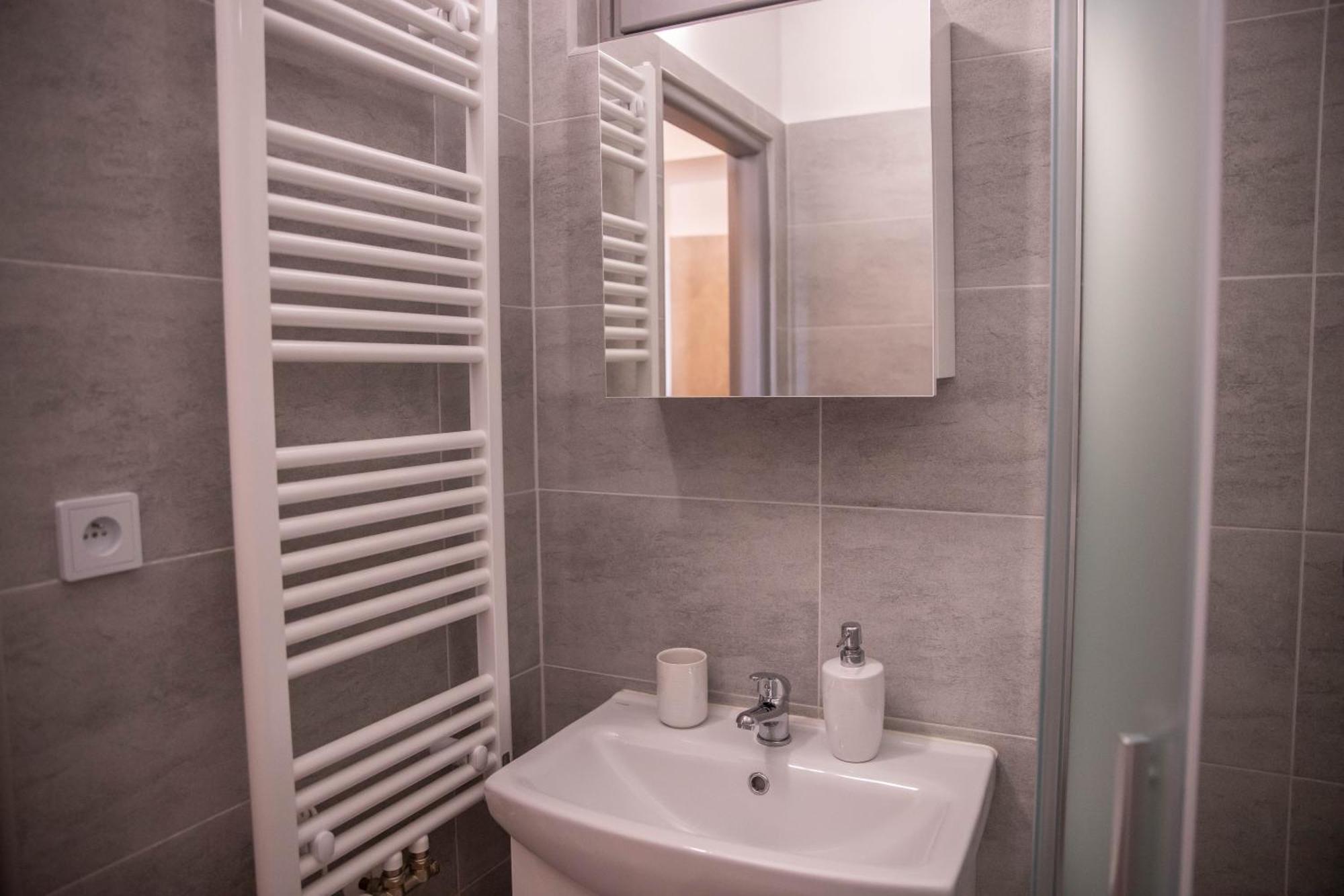 Prostorny Byt V Centru U Reky, 2 Loznice, Balkon Hradec Kralove Luaran gambar