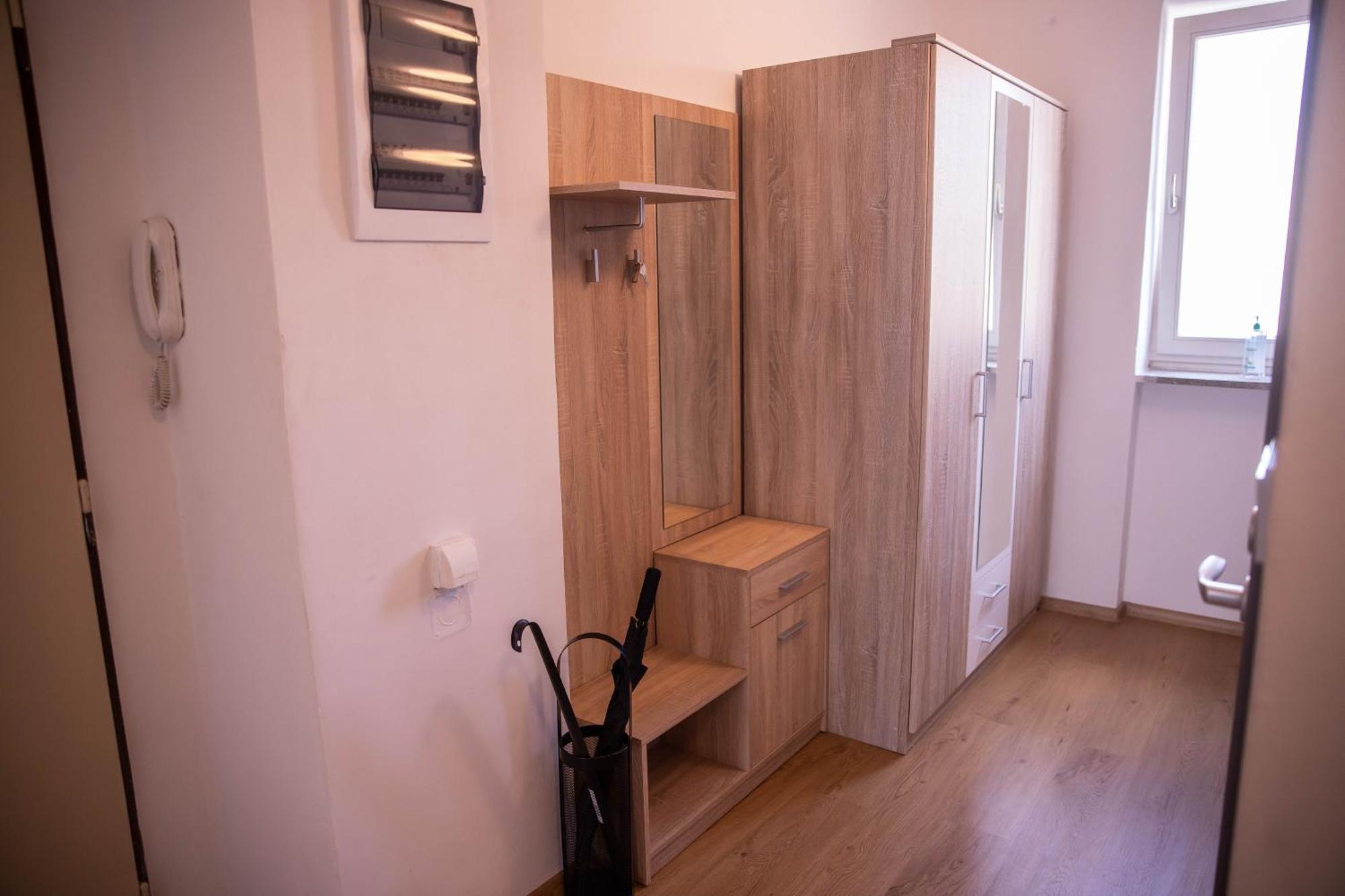 Prostorny Byt V Centru U Reky, 2 Loznice, Balkon Hradec Kralove Luaran gambar