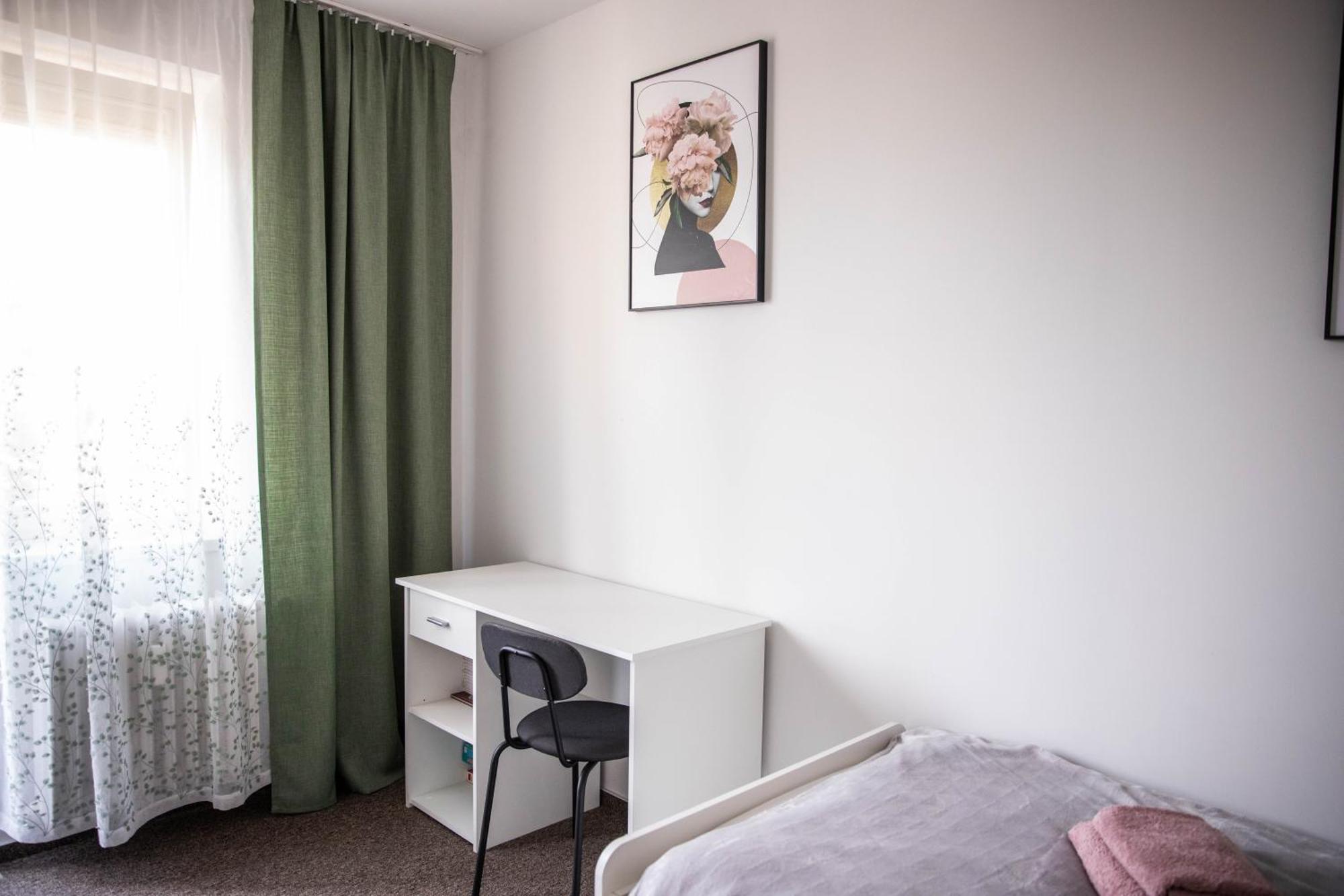 Prostorny Byt V Centru U Reky, 2 Loznice, Balkon Hradec Kralove Luaran gambar