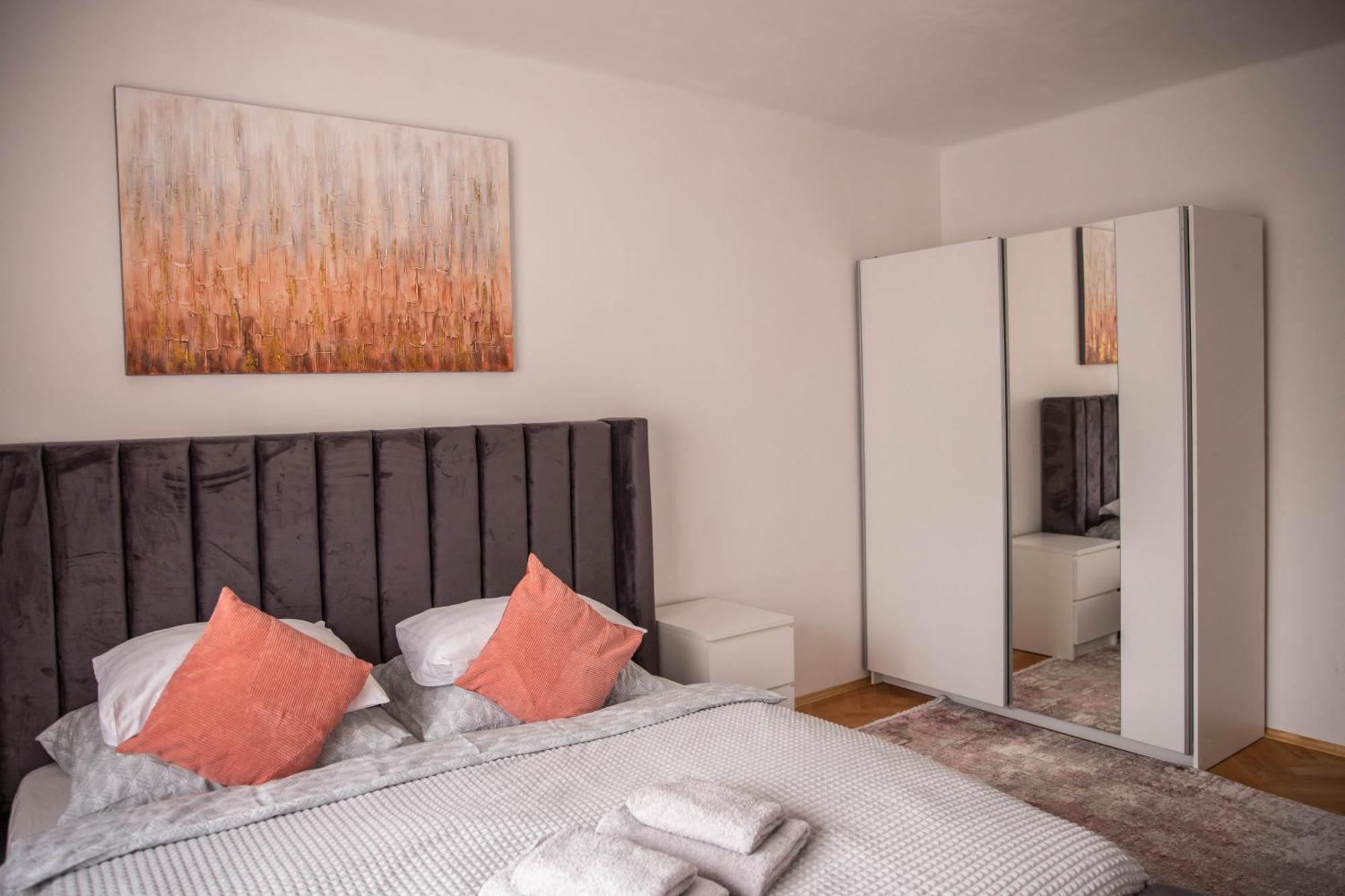 Prostorny Byt V Centru U Reky, 2 Loznice, Balkon Hradec Kralove Luaran gambar