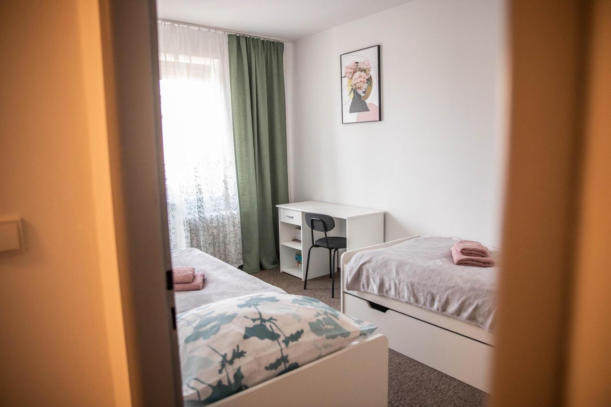 Prostorny Byt V Centru U Reky, 2 Loznice, Balkon Hradec Kralove Luaran gambar