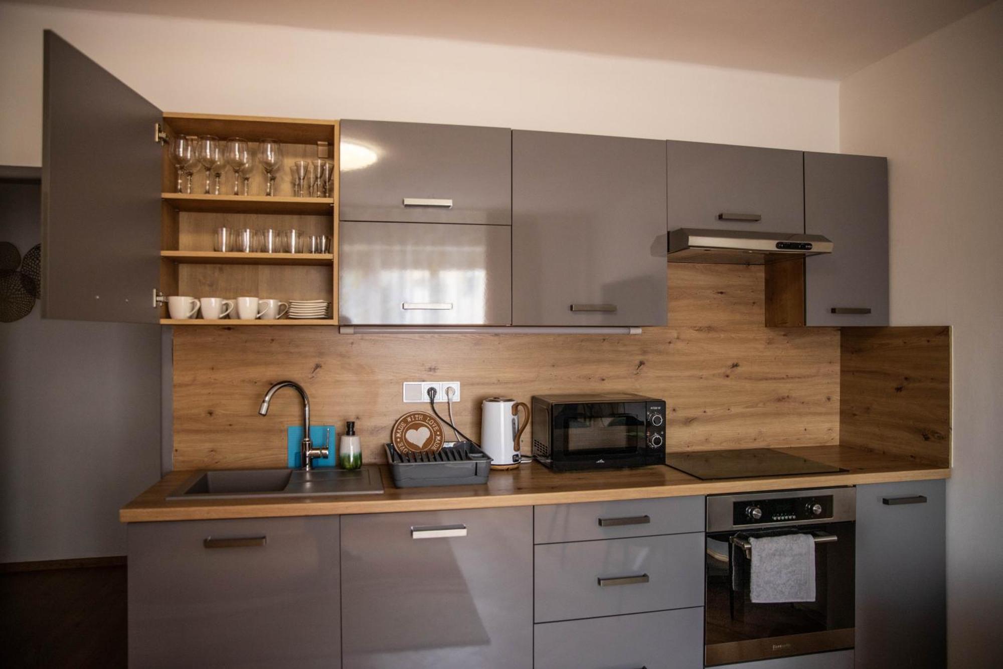 Prostorny Byt V Centru U Reky, 2 Loznice, Balkon Hradec Kralove Luaran gambar