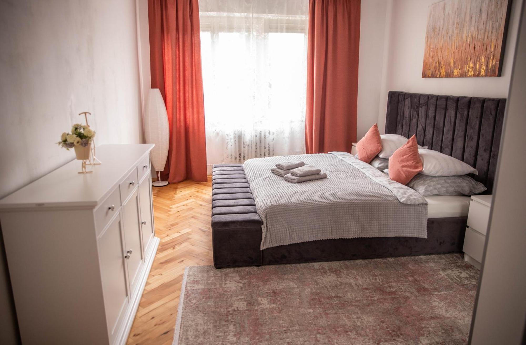 Prostorny Byt V Centru U Reky, 2 Loznice, Balkon Hradec Kralove Luaran gambar
