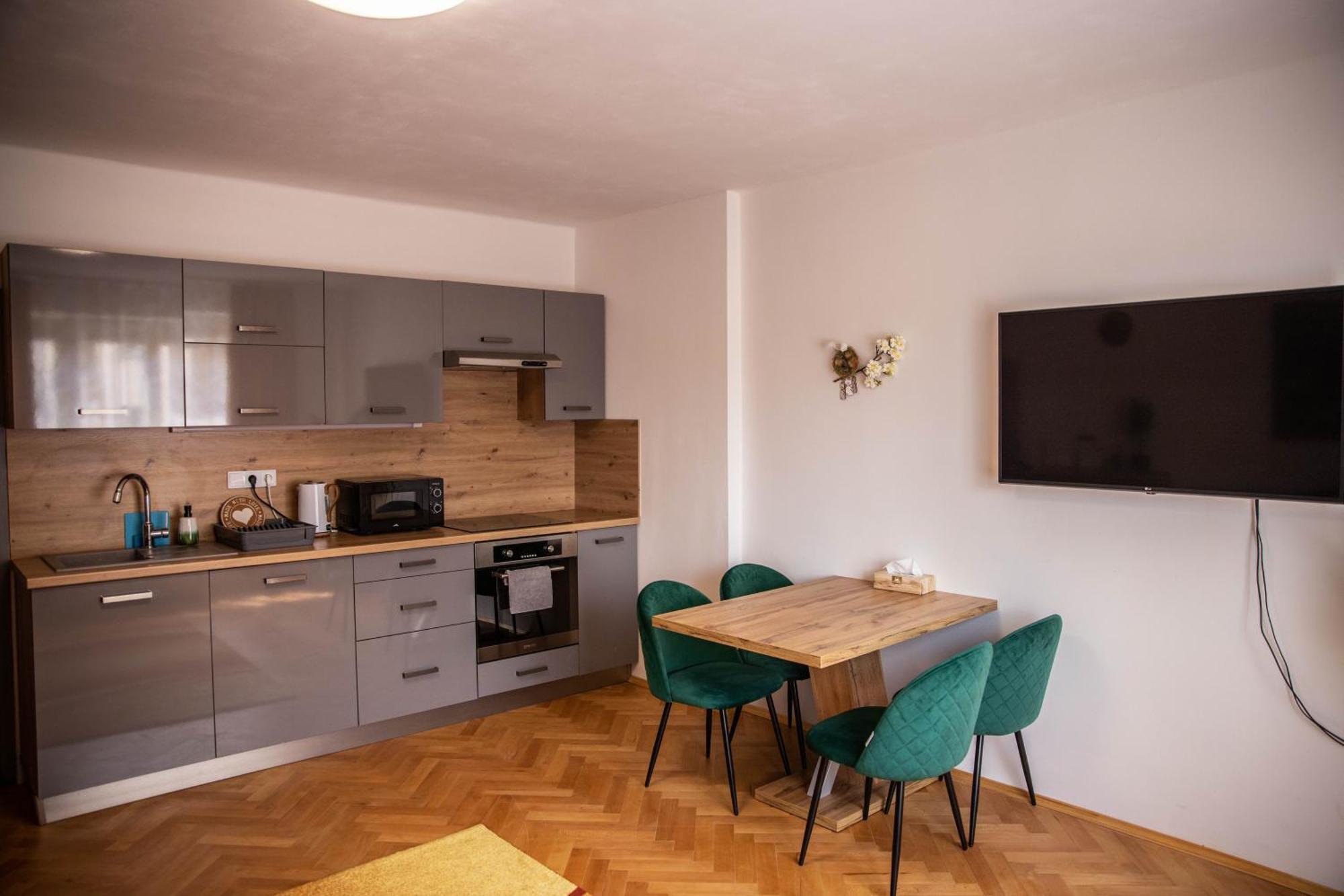Prostorny Byt V Centru U Reky, 2 Loznice, Balkon Hradec Kralove Luaran gambar