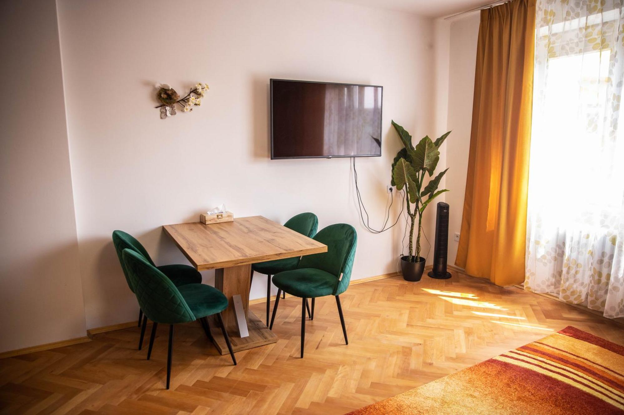 Prostorny Byt V Centru U Reky, 2 Loznice, Balkon Hradec Kralove Luaran gambar