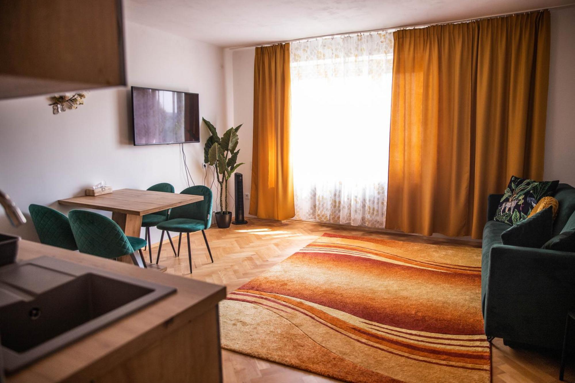 Prostorny Byt V Centru U Reky, 2 Loznice, Balkon Hradec Kralove Luaran gambar